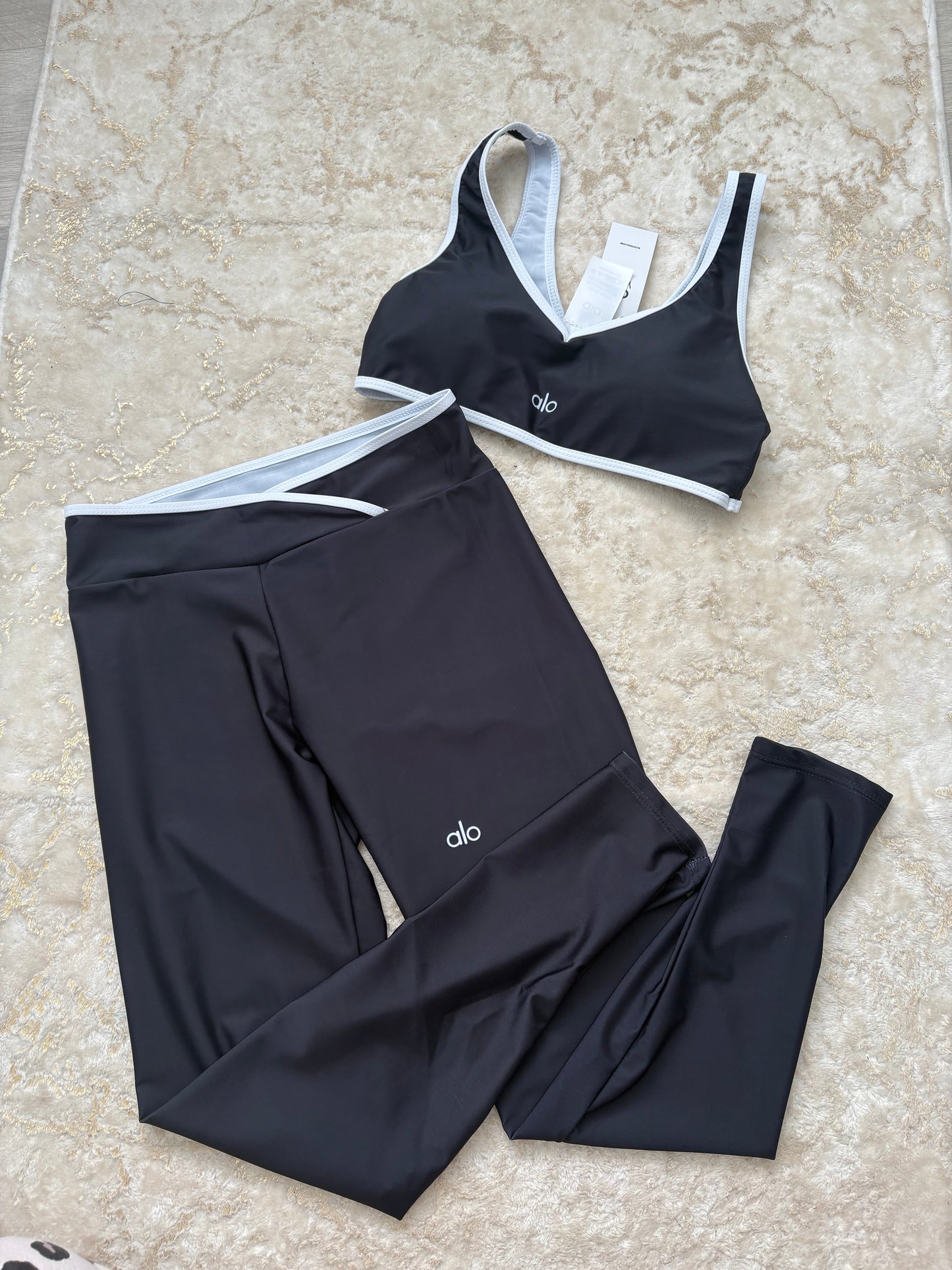 ( in stock size small ) Alo gym set black