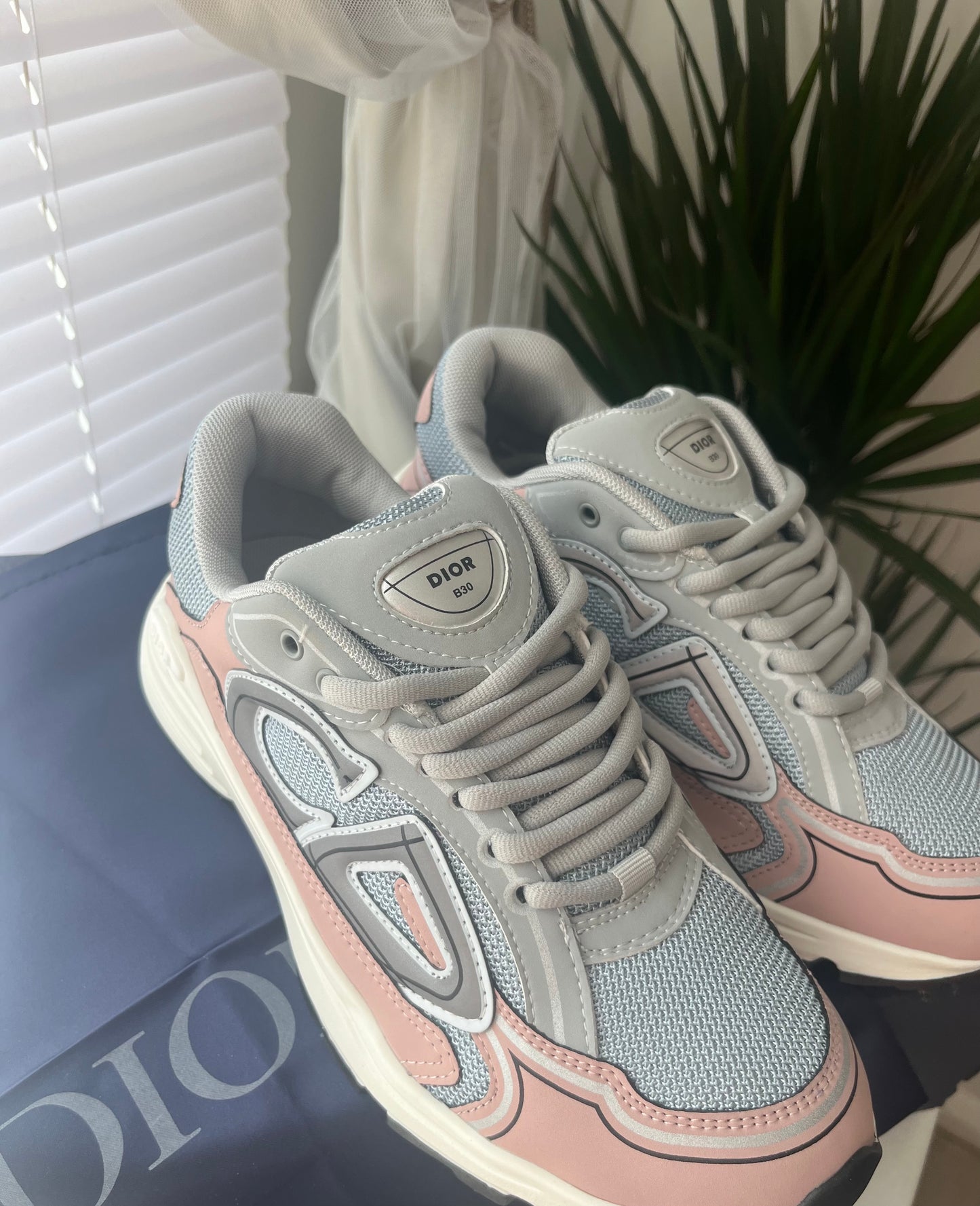 B3 pink grey runner