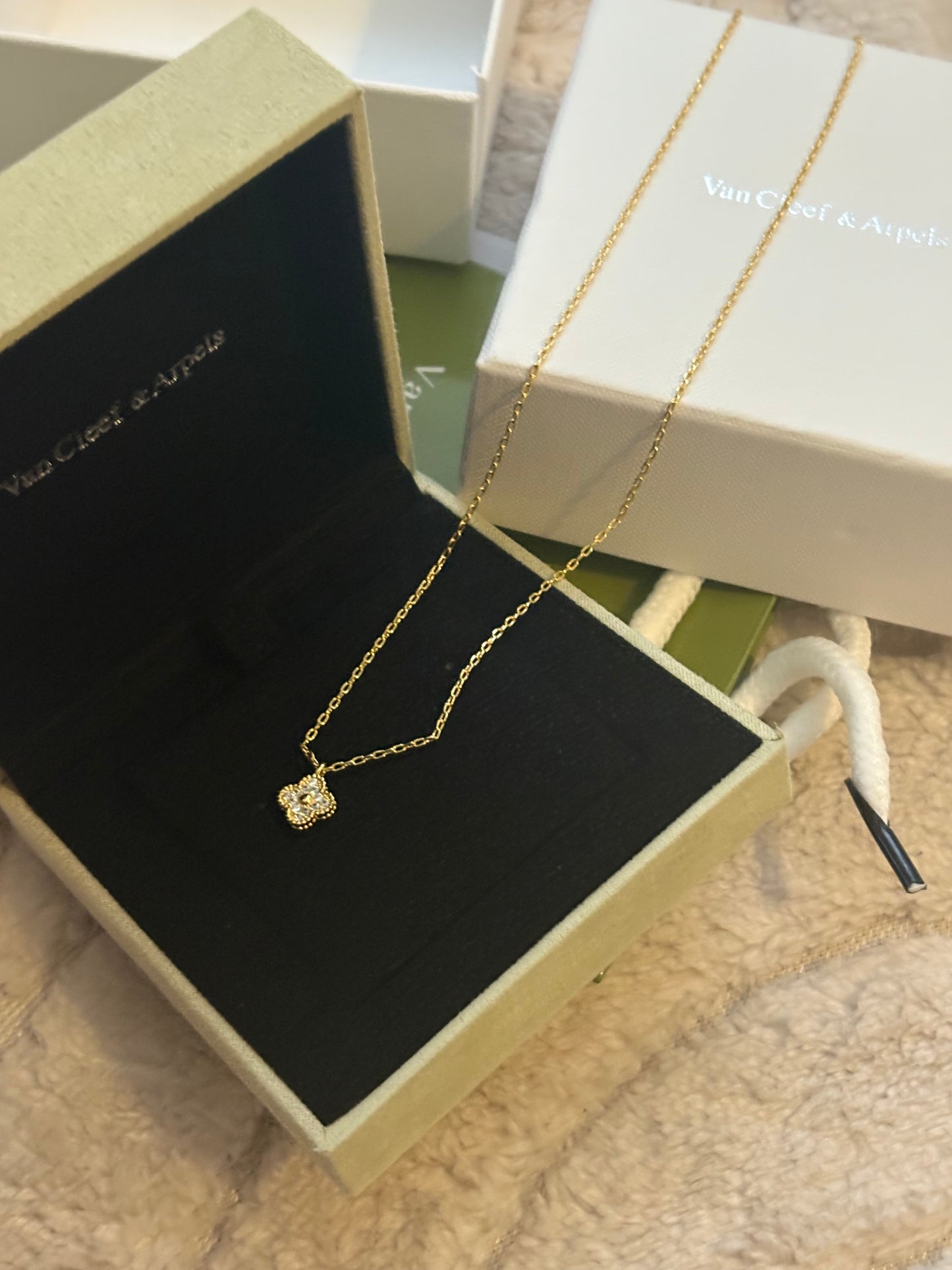 Cleef gold necklace mini clover