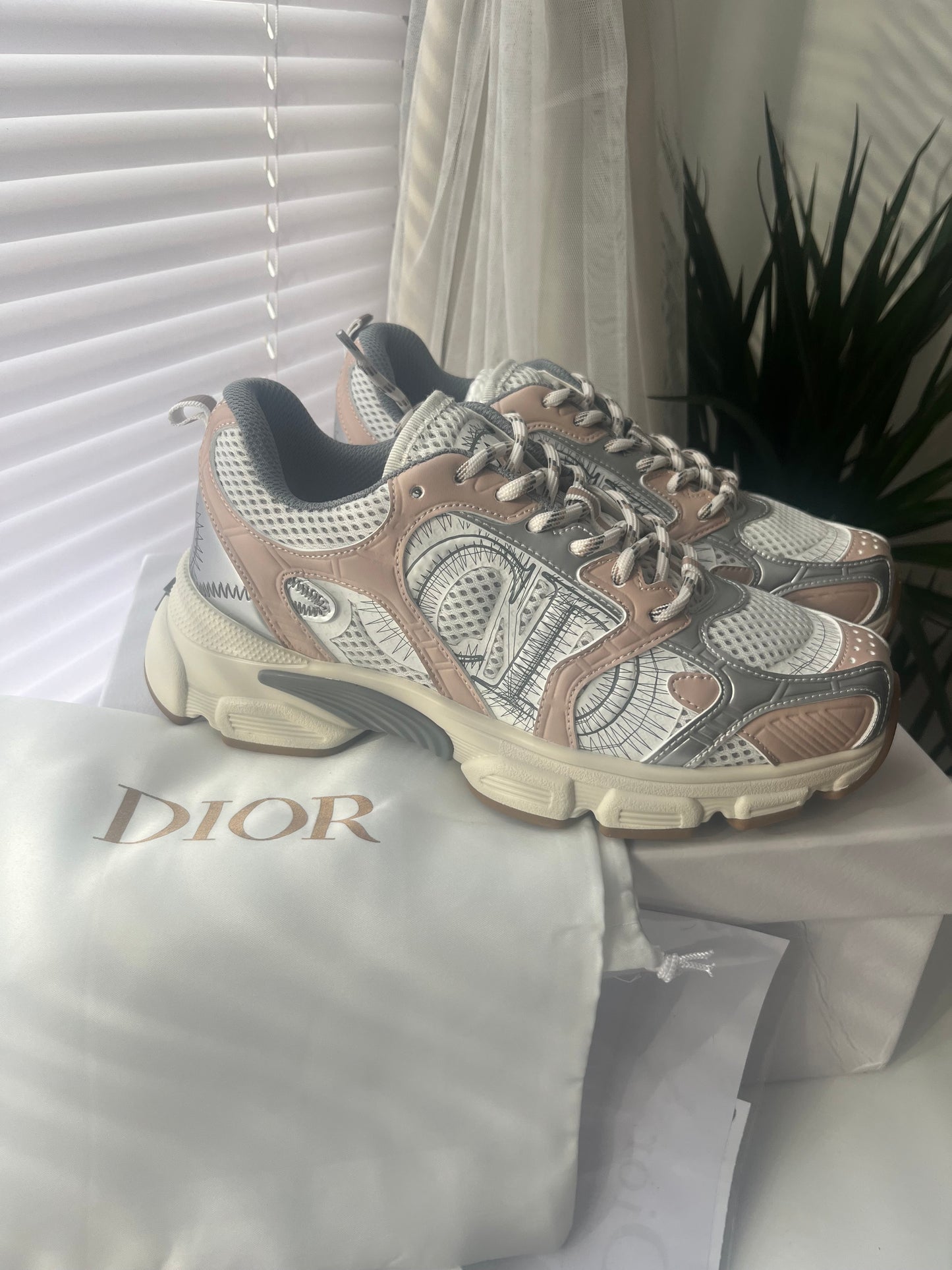 B3 pink silver runner