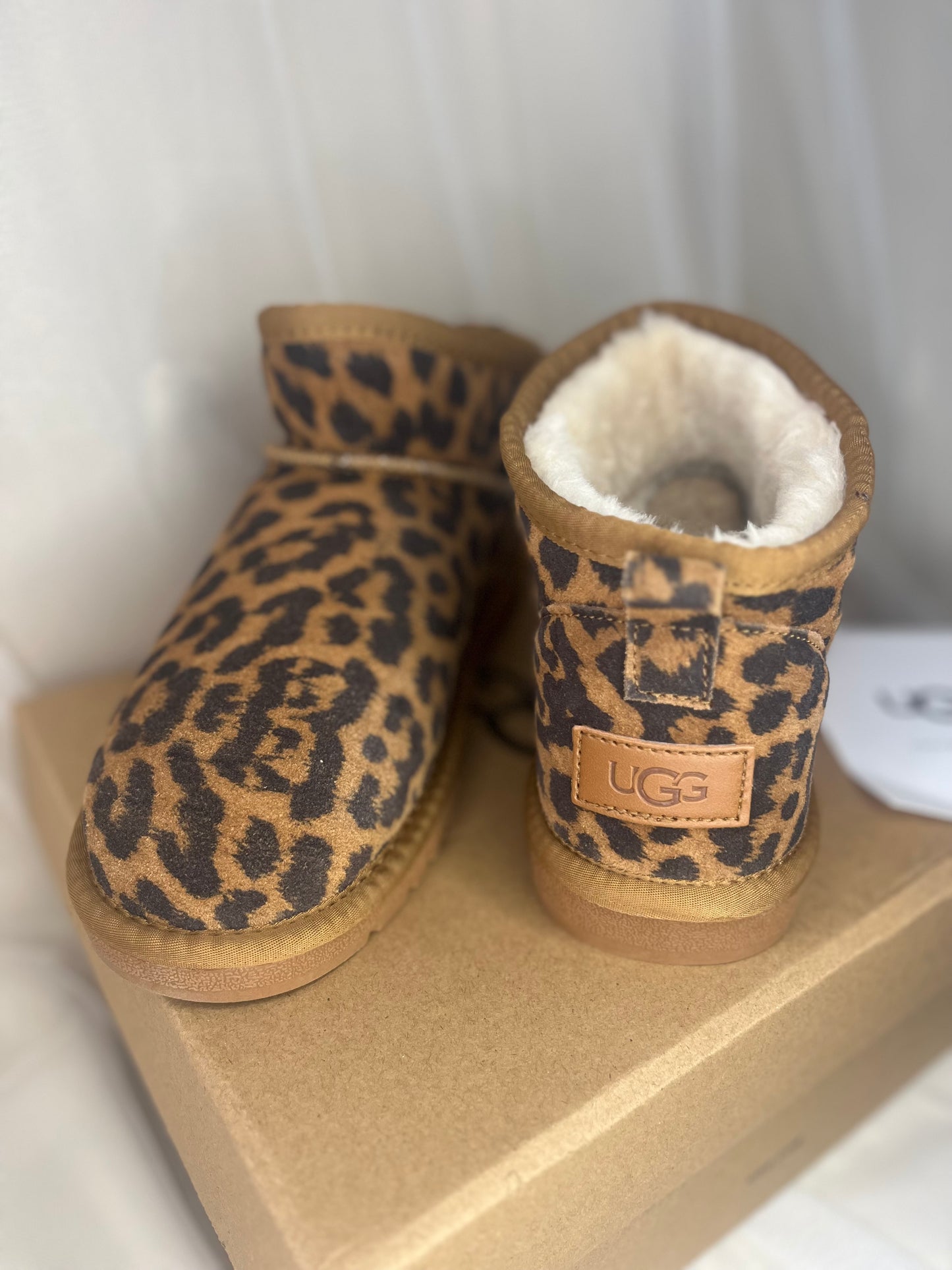 Ug8 mini leopard boot