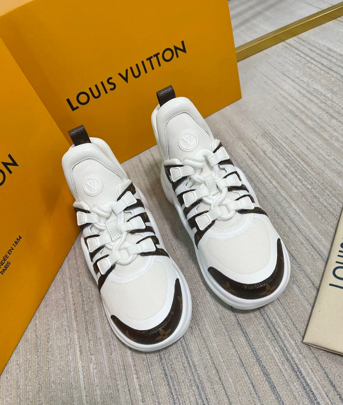 Louie archlight runner white