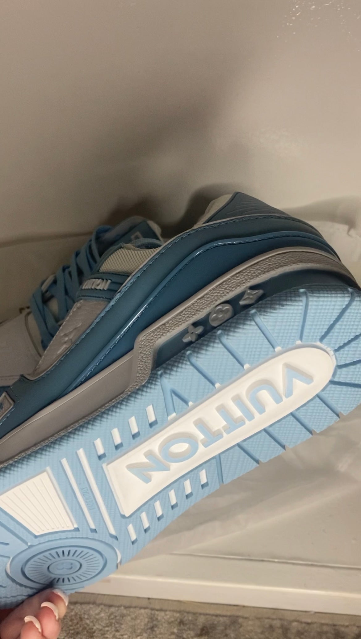 LOUIE blue runner