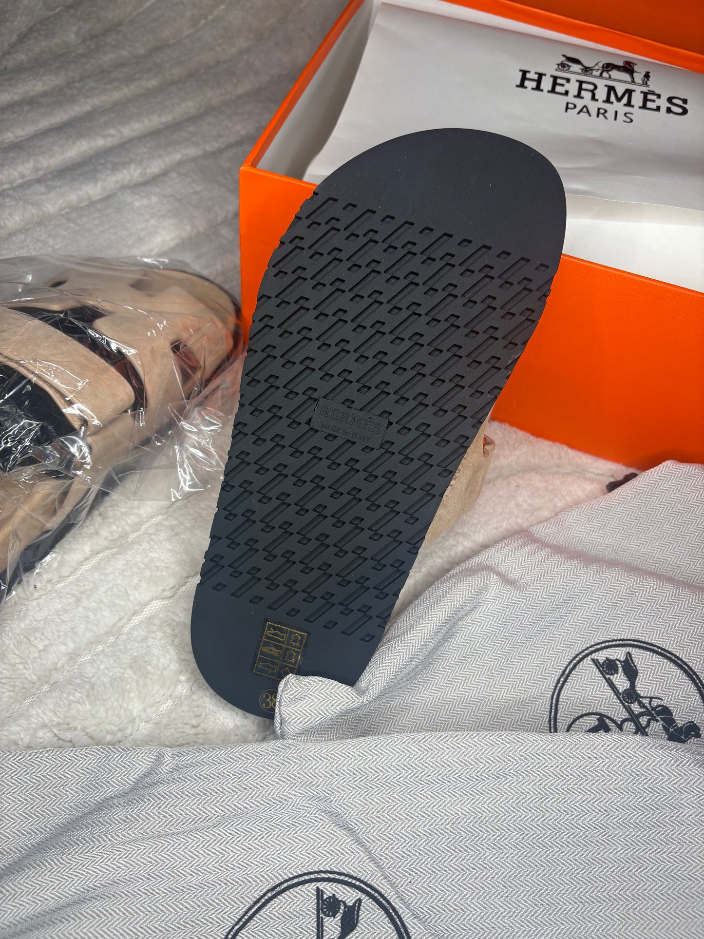 ( in stock ) size 5 H3rm3s slider suede tan