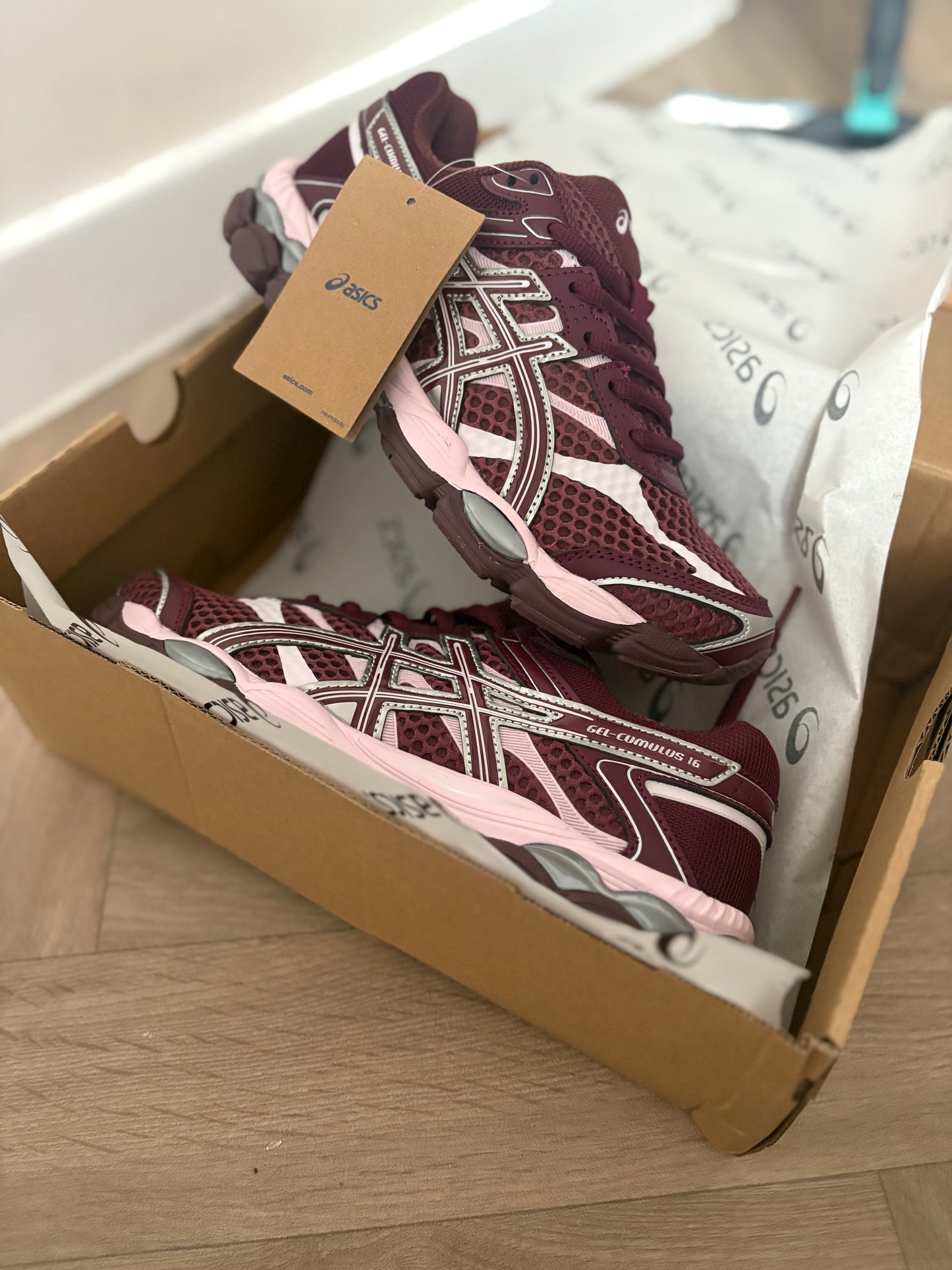 ( in stock fits size 6-6.5 ) burgandy asic runner