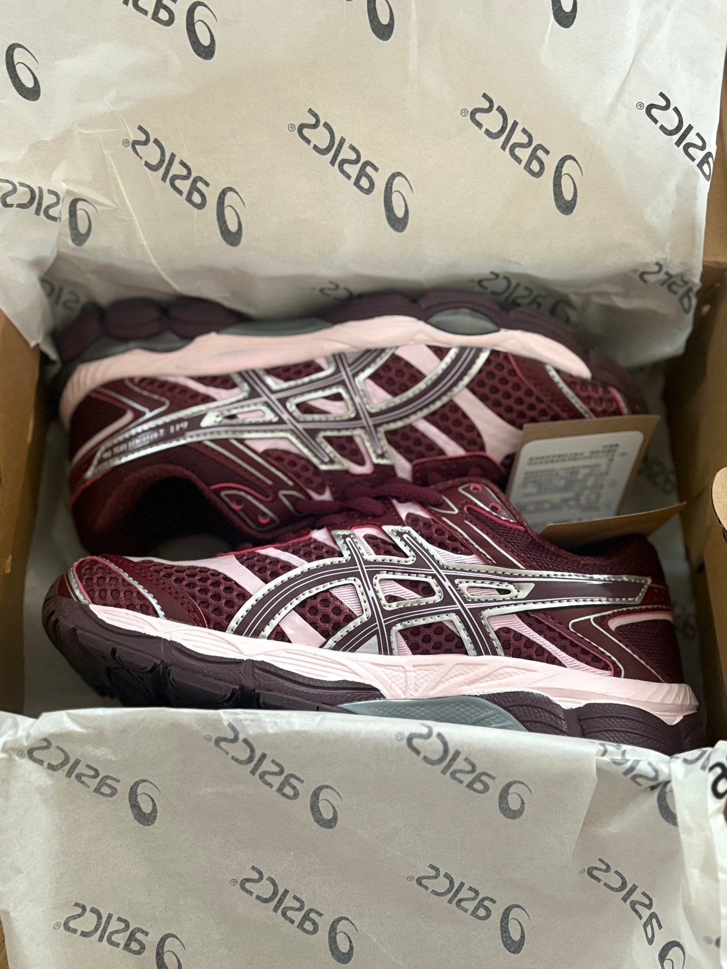 ( in stock fits 3.5-4 ) asic burgandy