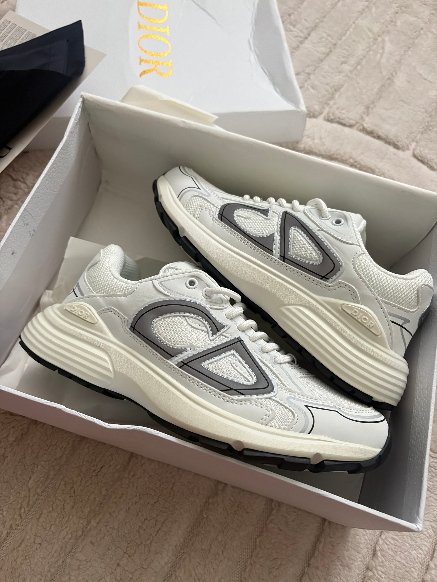 ( in stock size 4 no box ) cd white runner