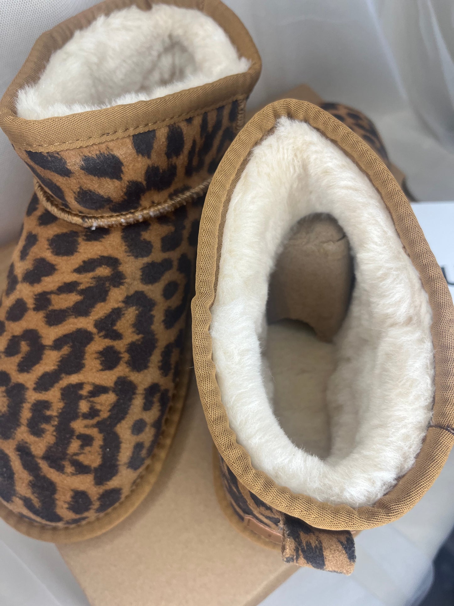 Ug8 mini leopard boot