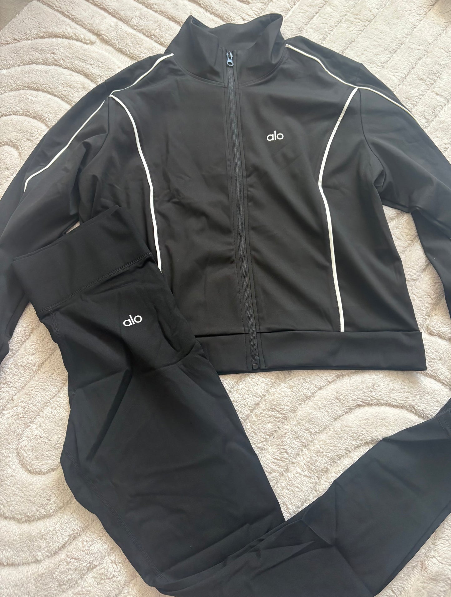 ( in stock fits size 6/8 ) Alo jacket set