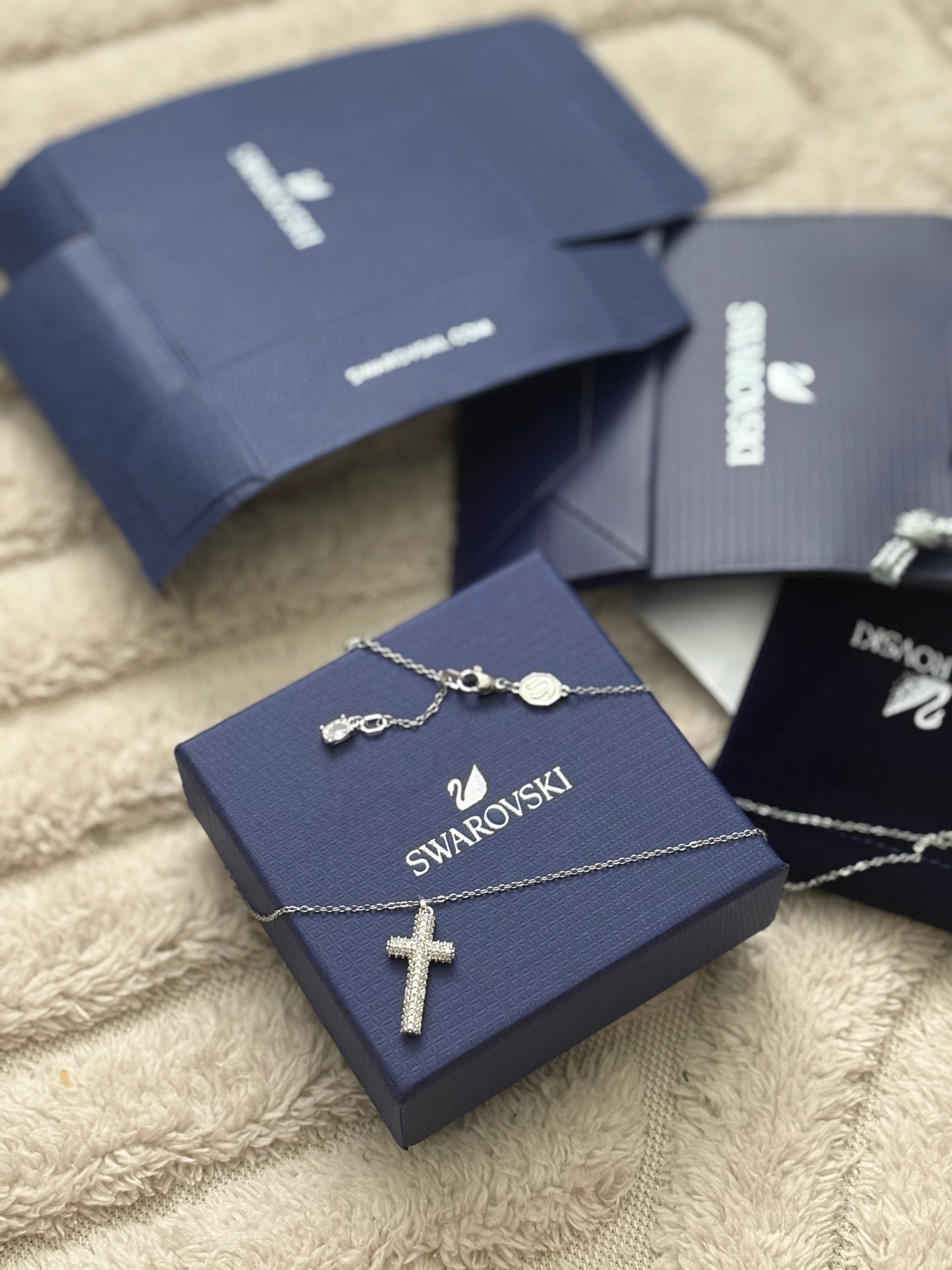 ( in stock ) swarv cross necklace & box