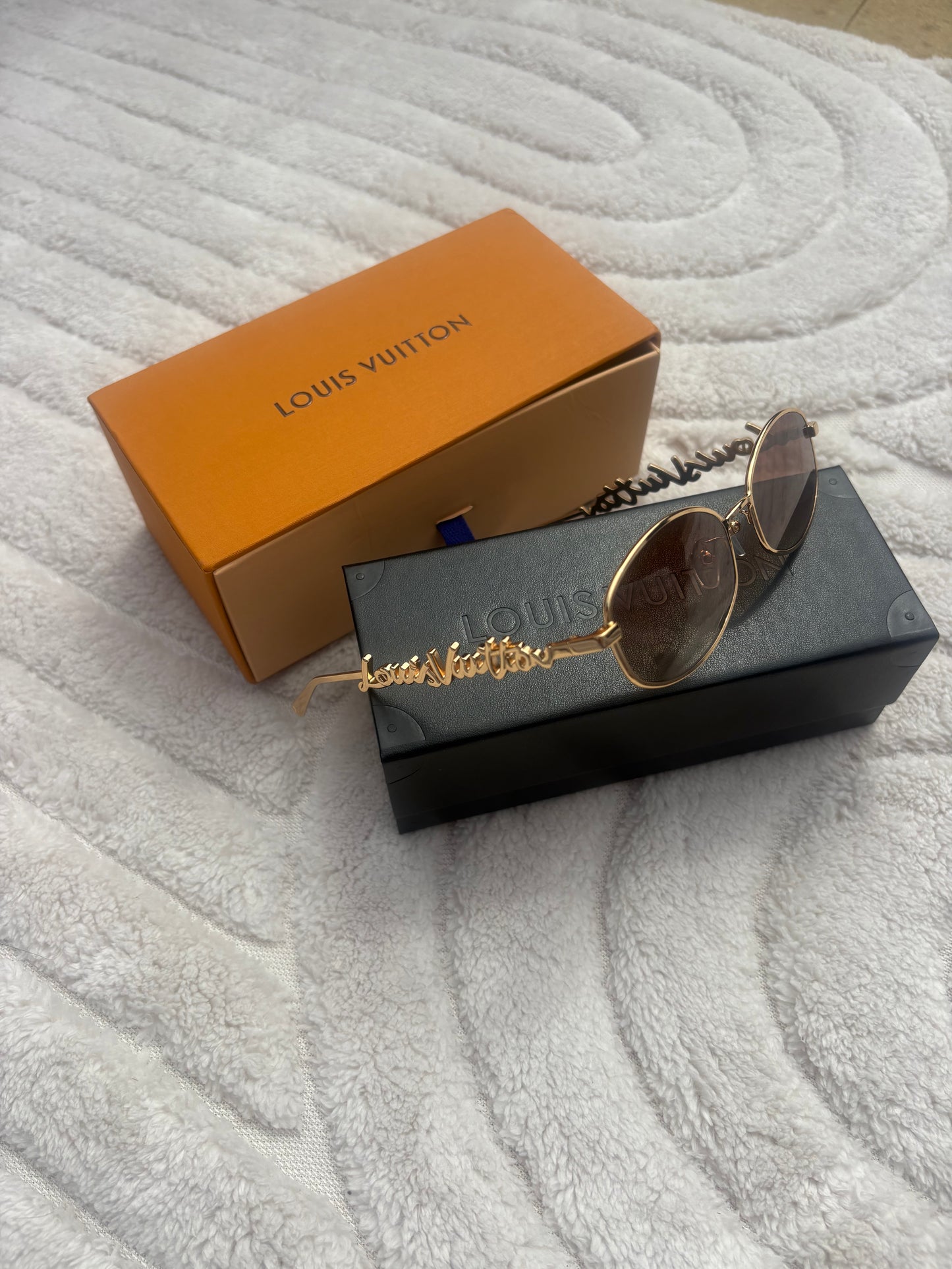Louie script sunglasses