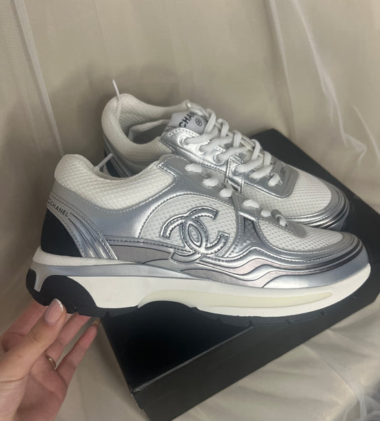 CC metallic silver runner