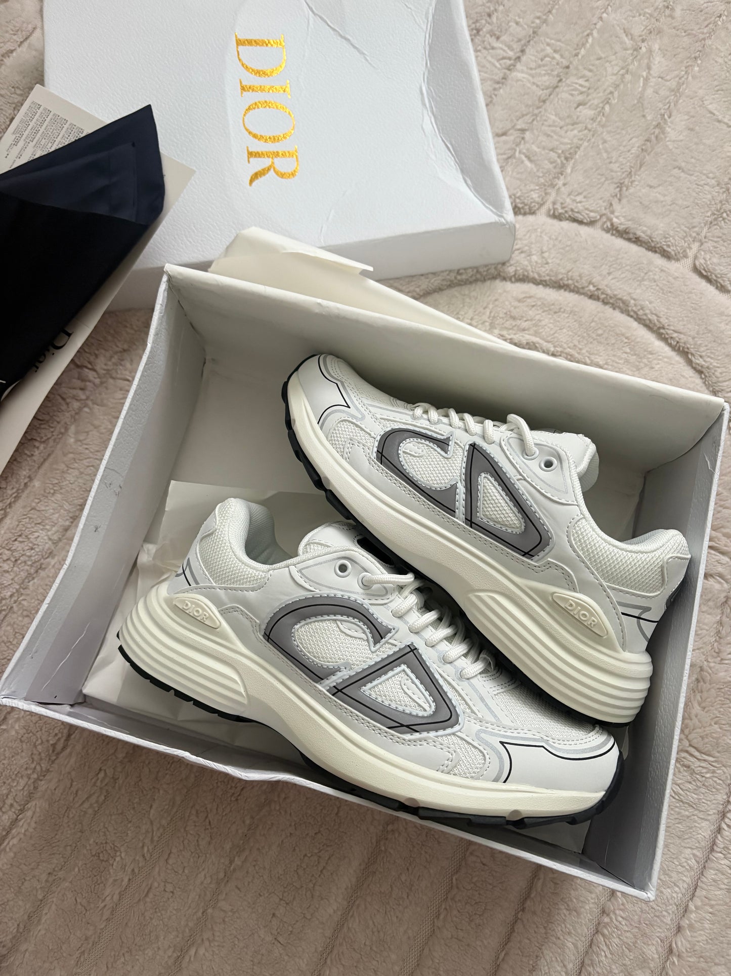 ( in stock size 4 no box  ) cd white runner