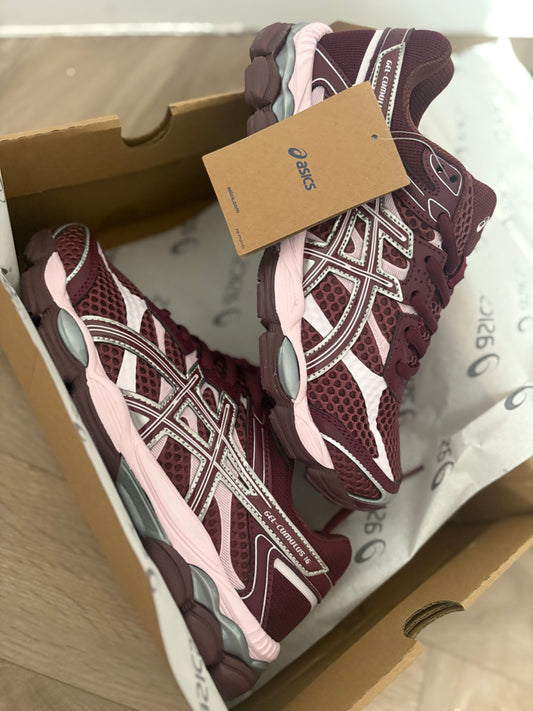( in stock fits size 6-6.5 ) burgandy asic runner