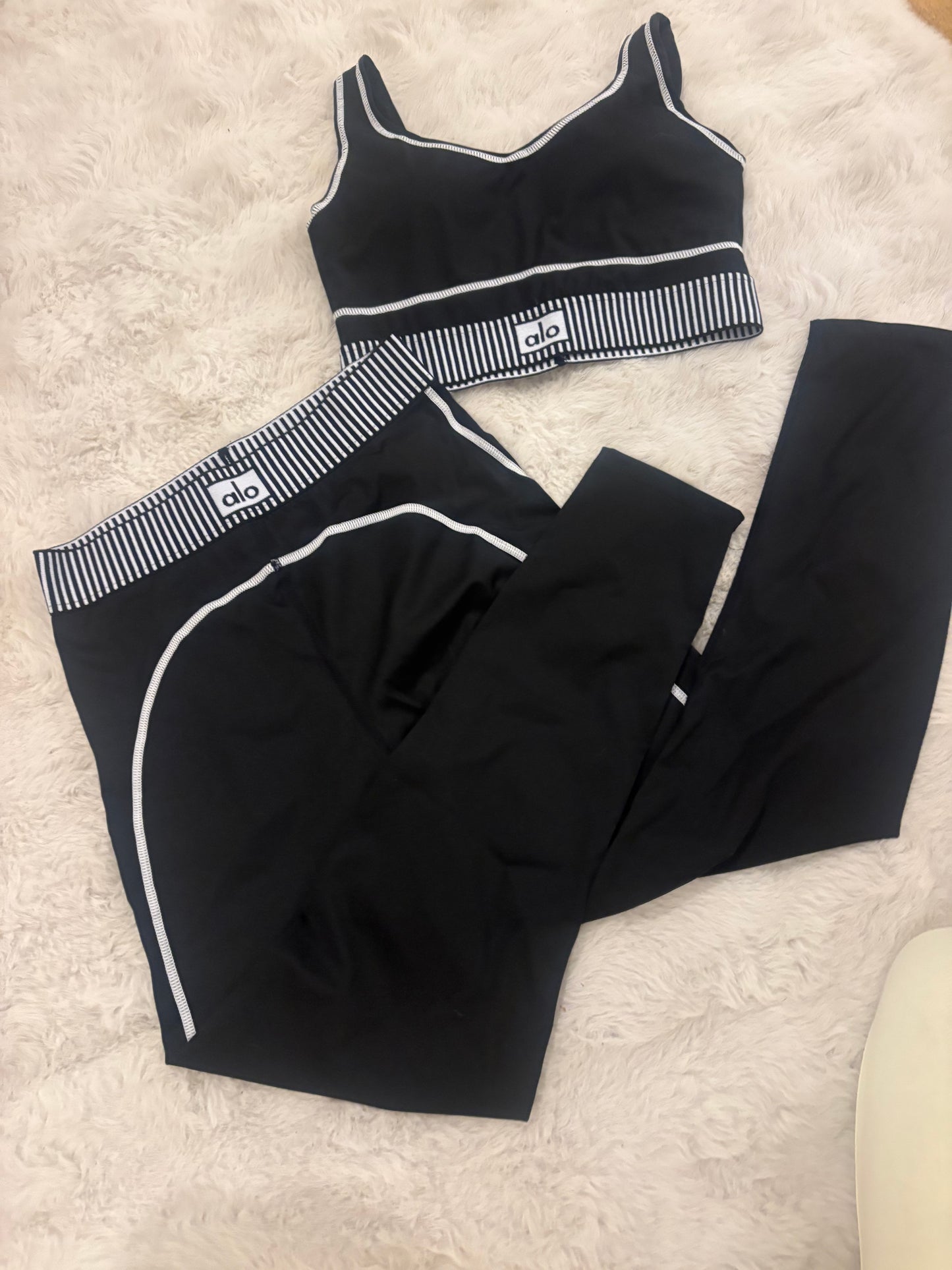 ( in stock size m ) Alo sports bra set