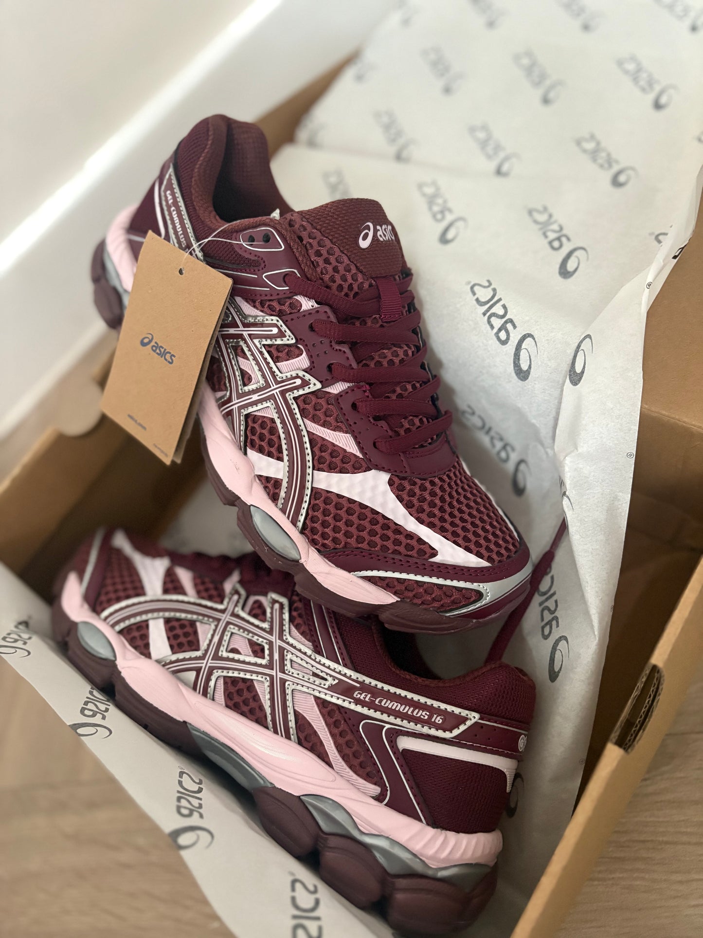 ( in stock fits size 6-6.5 ) burgandy asic runner