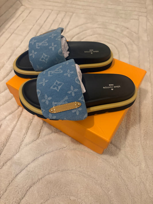 ( in stock size 5 ) Louie denim light wash slide unboxed