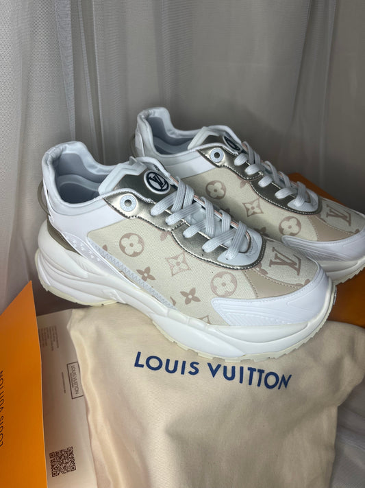 ( in stock size 6 ) Louie v monogram cream beige runner
