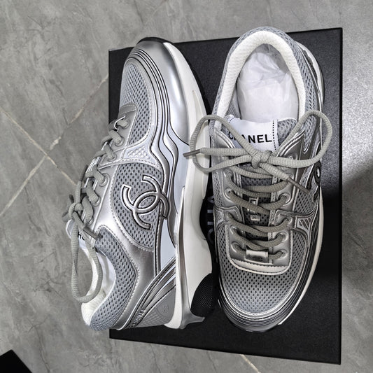 CC metallic silver runner