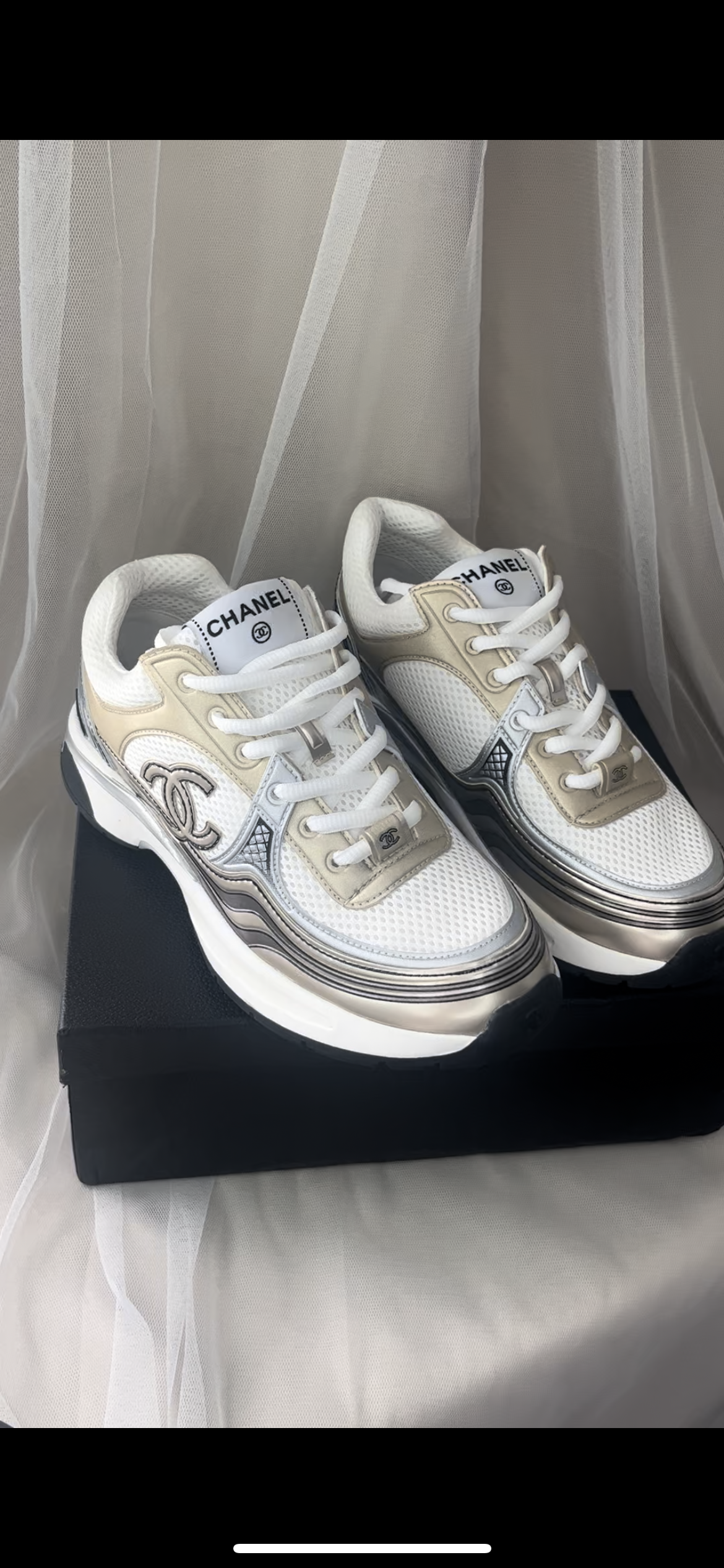 CC metallic gold runner