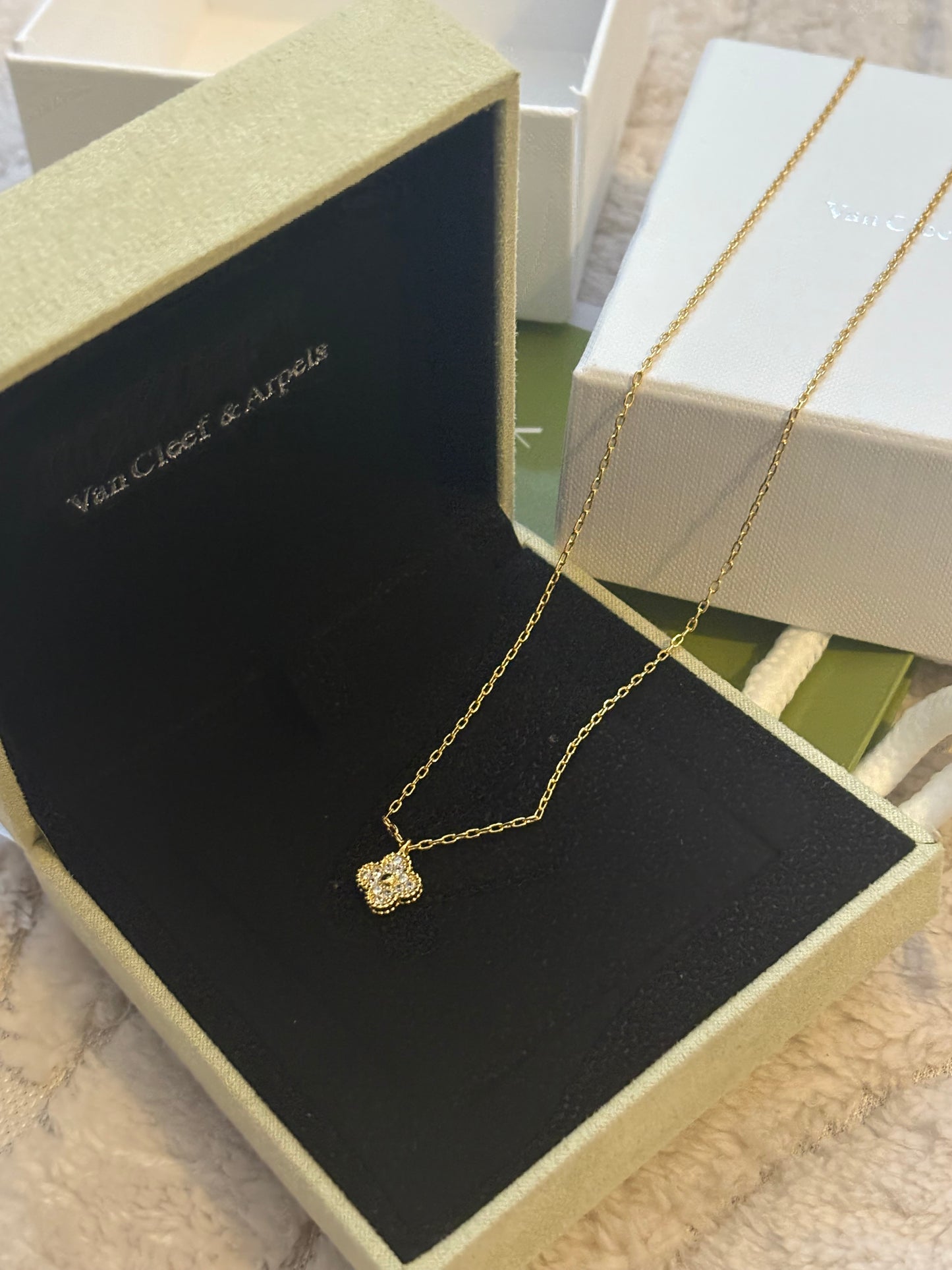 Cleef gold necklace mini clover