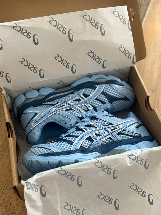 ( in stock fits 5.5-6 ) asic runner blue