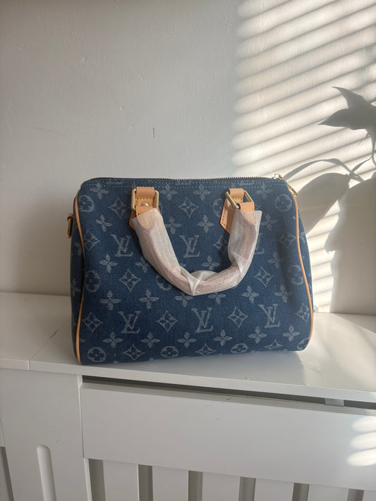 ( in stock with box ) Louie denim dark wash